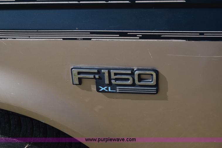 image for item J7025 1993 Ford F150 utility pickup truck