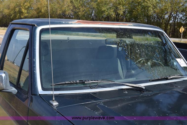 image for item J7025 1993 Ford F150 utility pickup truck