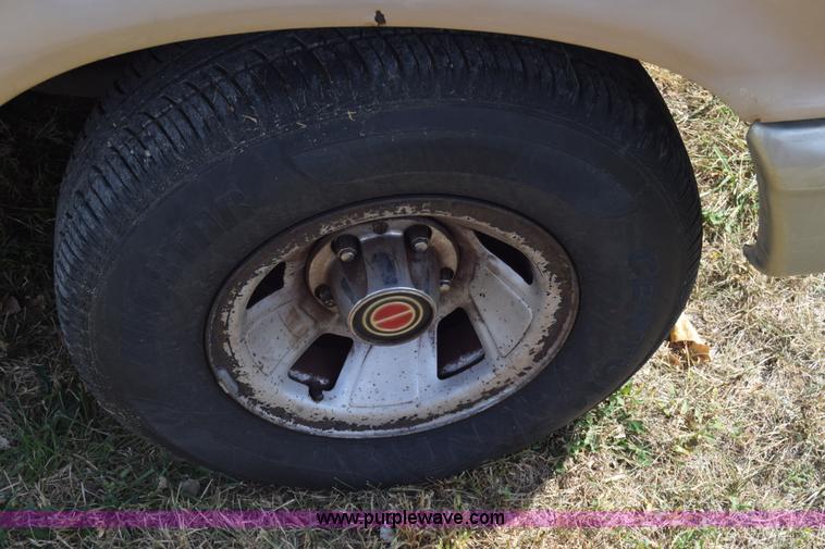 image for item J7025 1993 Ford F150 utility pickup truck