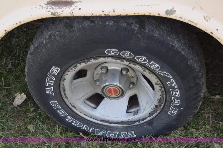 image for item J7025 1993 Ford F150 utility pickup truck