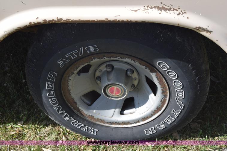 image for item J7025 1993 Ford F150 utility pickup truck