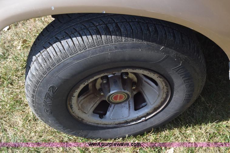 image for item J7025 1993 Ford F150 utility pickup truck