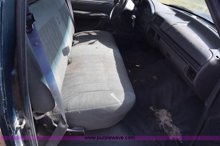 image for item J7025 1993 Ford F150 utility pickup truck