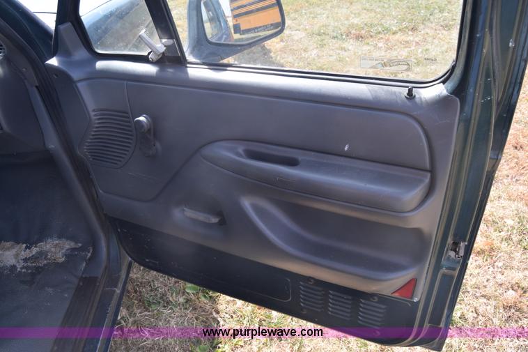 image for item J7025 1993 Ford F150 utility pickup truck