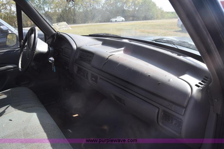 image for item J7025 1993 Ford F150 utility pickup truck