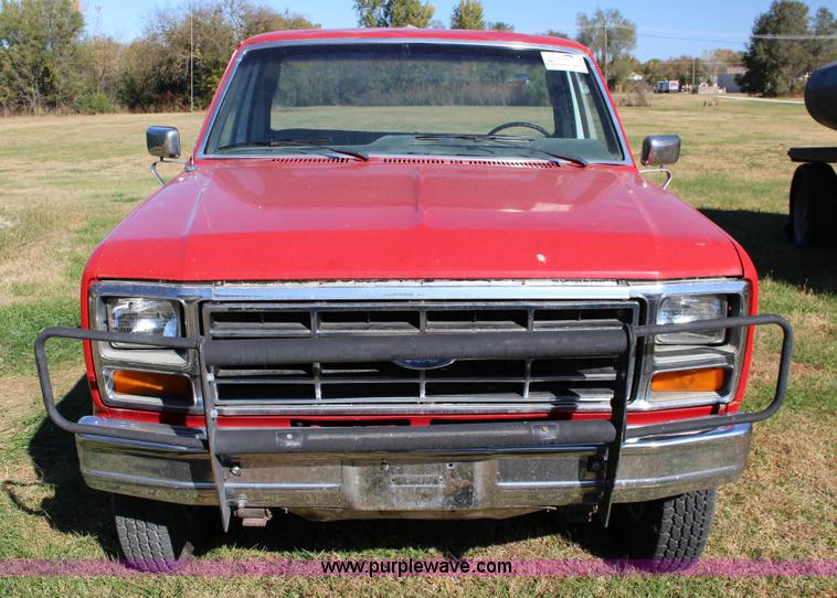 image for item J7499 1984 Ford F350 flatbed pickup truck