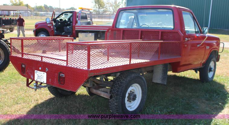 image for item J7499 1984 Ford F350 flatbed pickup truck