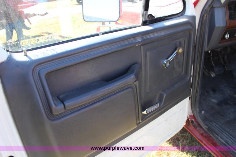 image for item J7499 1984 Ford F350 flatbed pickup truck