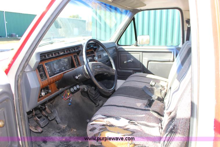 image for item J7499 1984 Ford F350 flatbed pickup truck