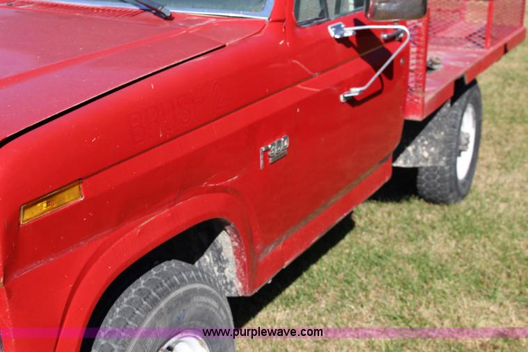 image for item J7499 1984 Ford F350 flatbed pickup truck