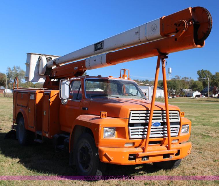 image for item J7500 1985 Ford F700 bucket truck