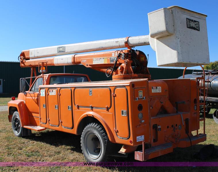 image for item J7500 1985 Ford F700 bucket truck