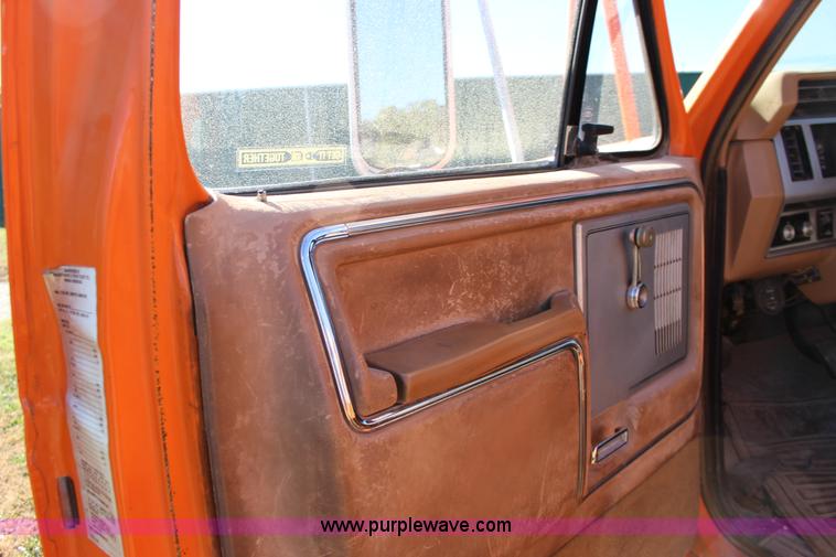 image for item J7500 1985 Ford F700 bucket truck