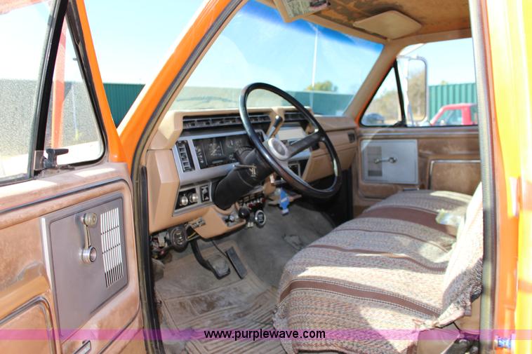 image for item J7500 1985 Ford F700 bucket truck