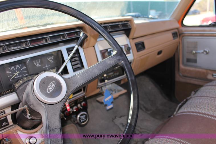 image for item J7500 1985 Ford F700 bucket truck