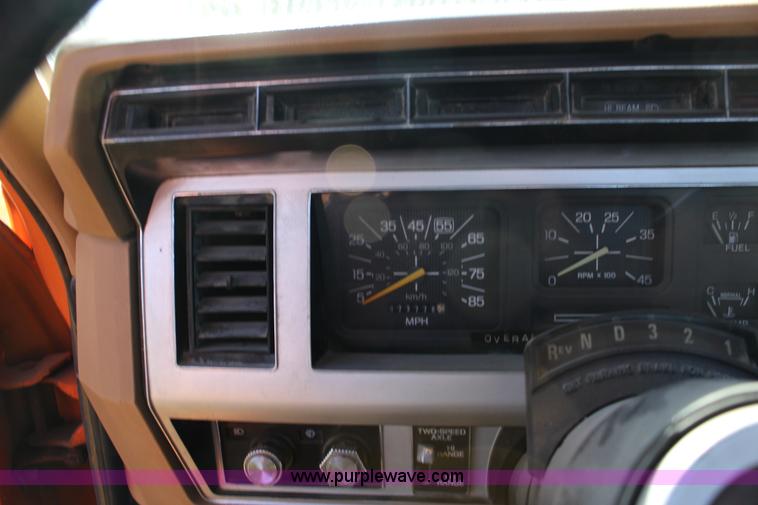 image for item J7500 1985 Ford F700 bucket truck