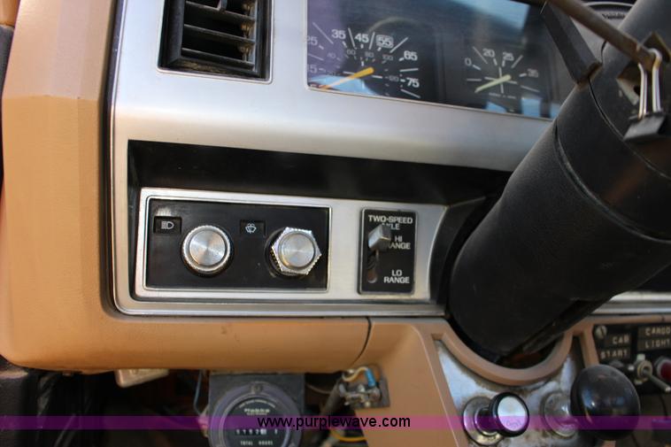 image for item J7500 1985 Ford F700 bucket truck