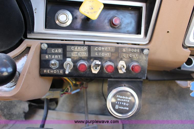 image for item J7500 1985 Ford F700 bucket truck