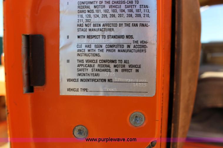 image for item J7500 1985 Ford F700 bucket truck