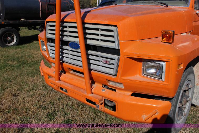image for item J7500 1985 Ford F700 bucket truck