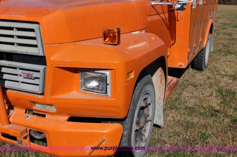 image for item J7500 1985 Ford F700 bucket truck