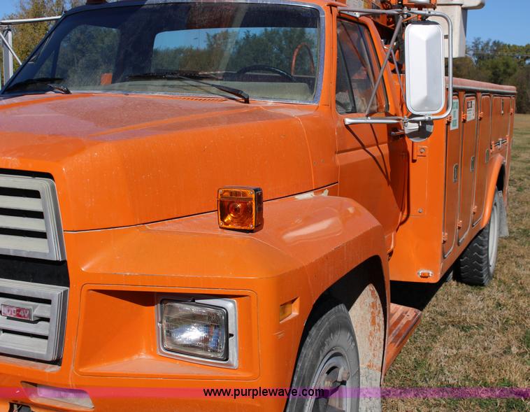 image for item J7500 1985 Ford F700 bucket truck