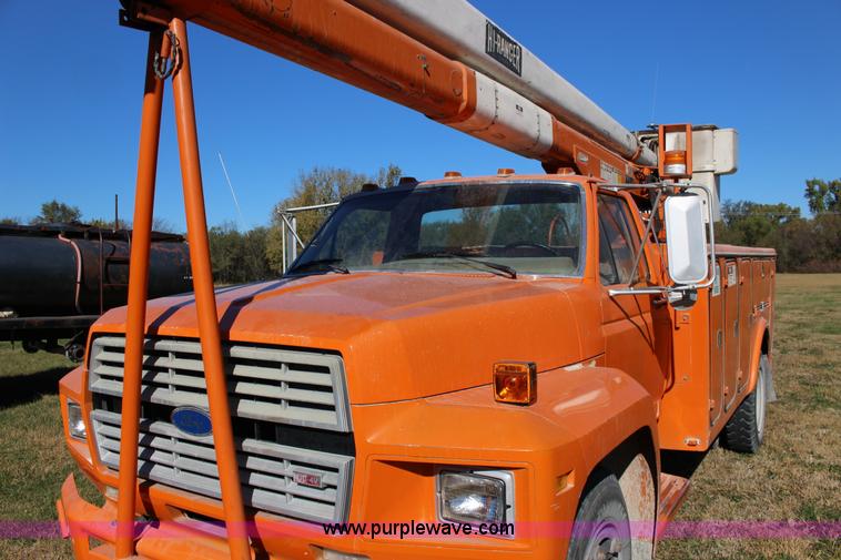 image for item J7500 1985 Ford F700 bucket truck