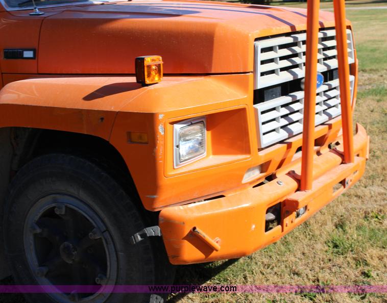 image for item J7500 1985 Ford F700 bucket truck