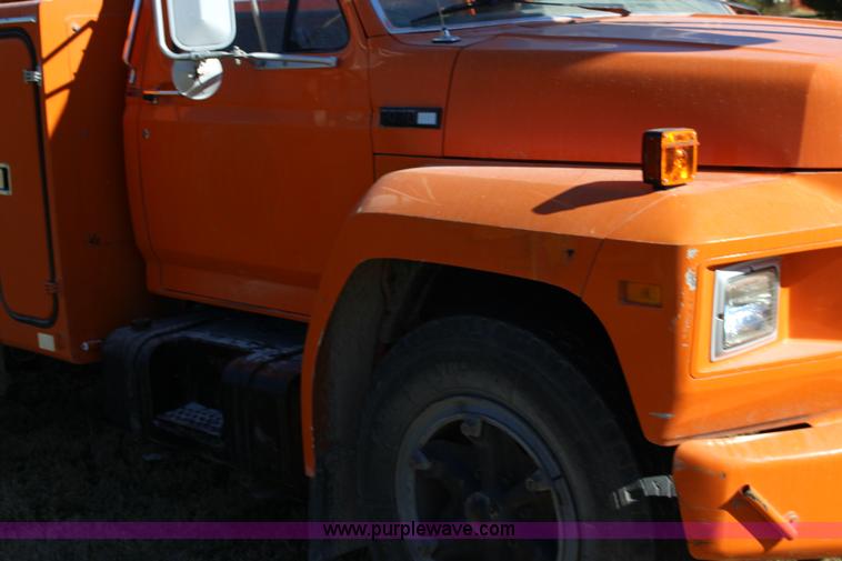 image for item J7500 1985 Ford F700 bucket truck