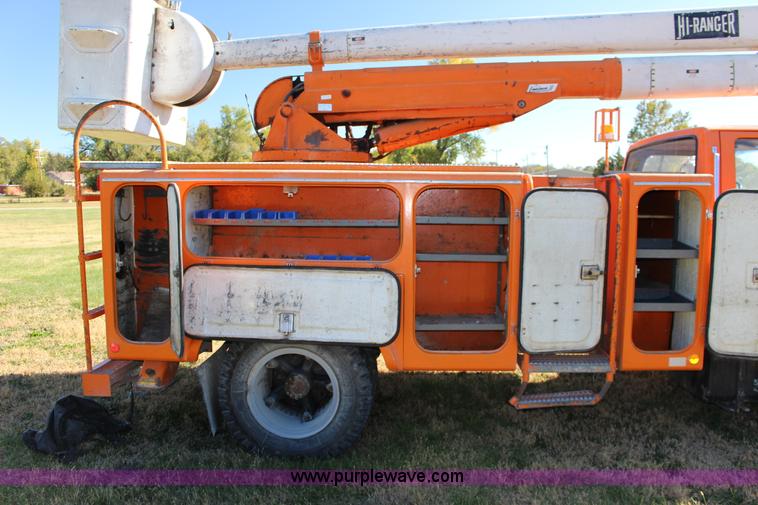 image for item J7500 1985 Ford F700 bucket truck