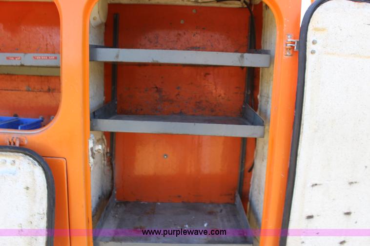 image for item J7500 1985 Ford F700 bucket truck