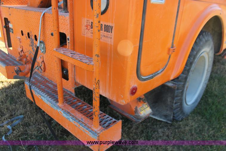 image for item J7500 1985 Ford F700 bucket truck