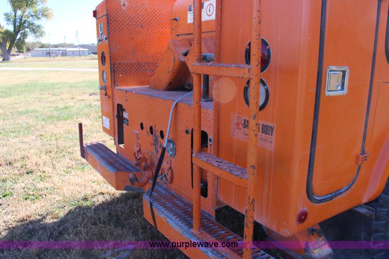 image for item J7500 1985 Ford F700 bucket truck