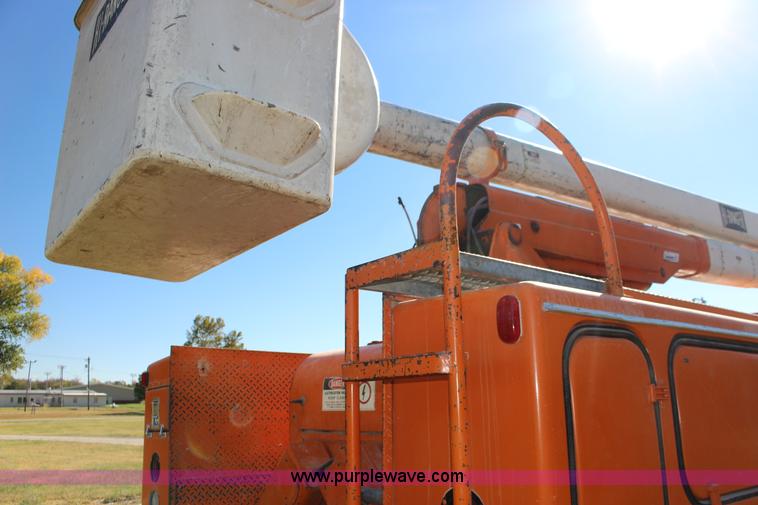 image for item J7500 1985 Ford F700 bucket truck