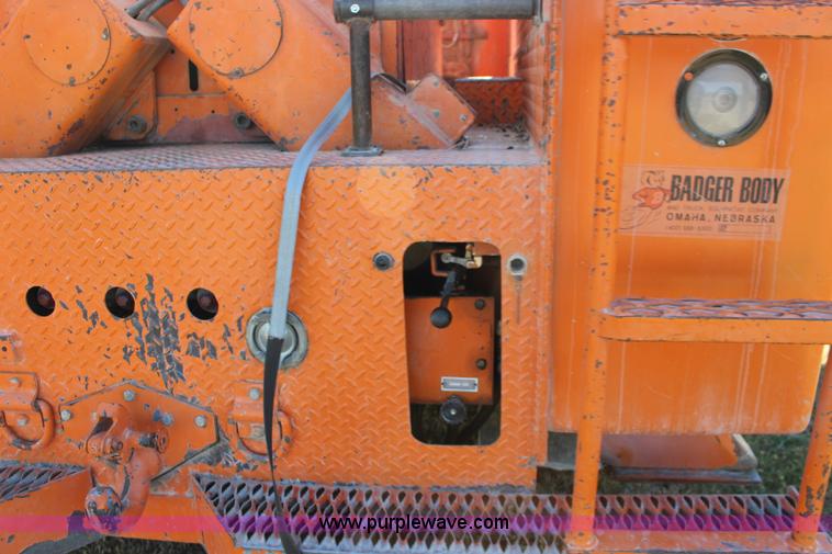 image for item J7500 1985 Ford F700 bucket truck