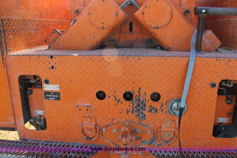 image for item J7500 1985 Ford F700 bucket truck