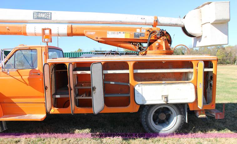 image for item J7500 1985 Ford F700 bucket truck