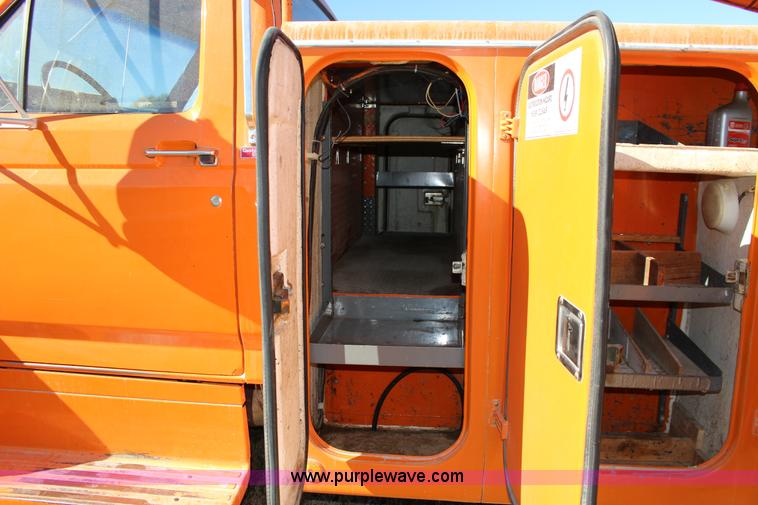 image for item J7500 1985 Ford F700 bucket truck