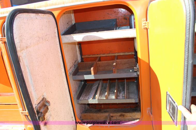 image for item J7500 1985 Ford F700 bucket truck