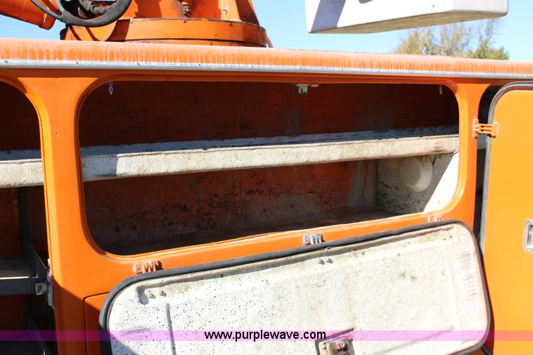 image for item J7500 1985 Ford F700 bucket truck