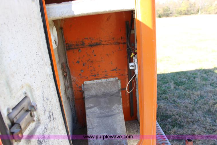 image for item J7500 1985 Ford F700 bucket truck