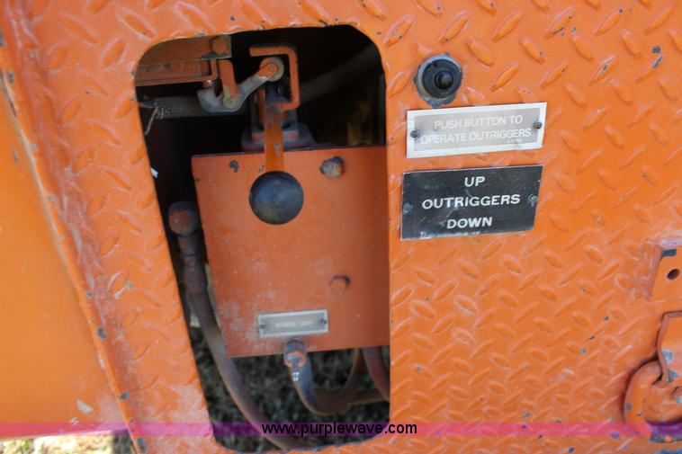 image for item J7500 1985 Ford F700 bucket truck