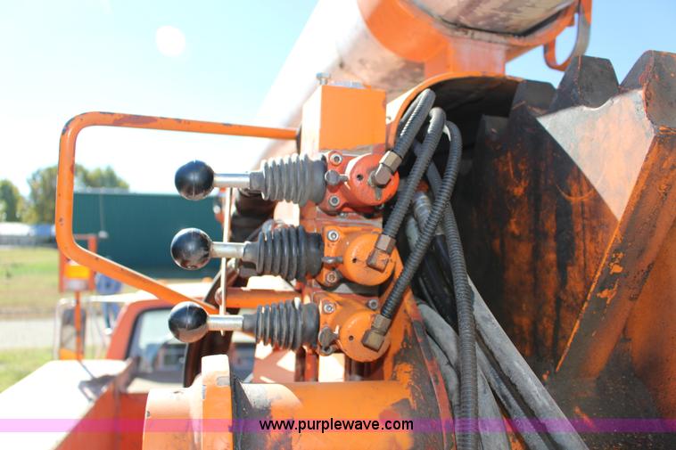 image for item J7500 1985 Ford F700 bucket truck