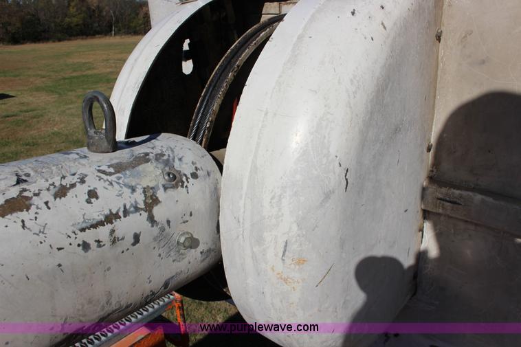 image for item J7500 1985 Ford F700 bucket truck