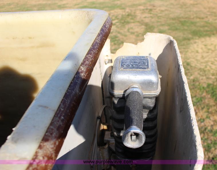 image for item J7500 1985 Ford F700 bucket truck