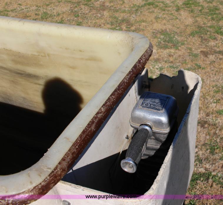 image for item J7500 1985 Ford F700 bucket truck