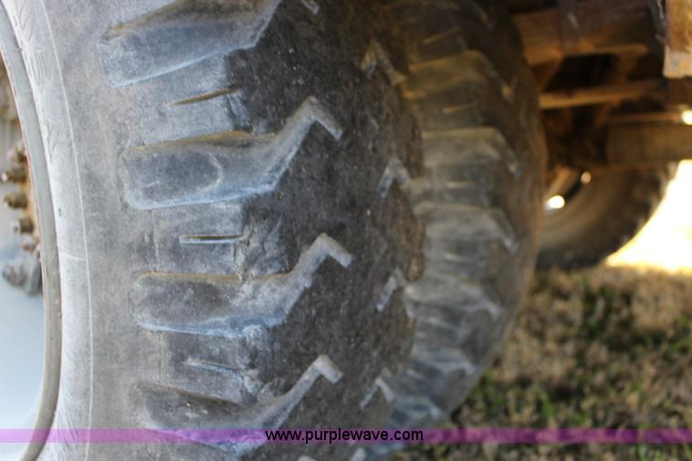 image for item J7500 1985 Ford F700 bucket truck