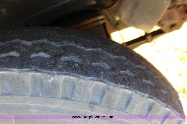 image for item J7500 1985 Ford F700 bucket truck