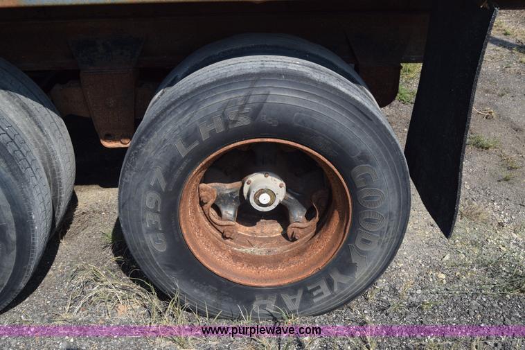 image for item J8196 1995 Wheeler pup trailer