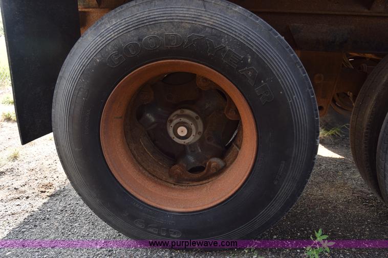 image for item J8196 1995 Wheeler pup trailer